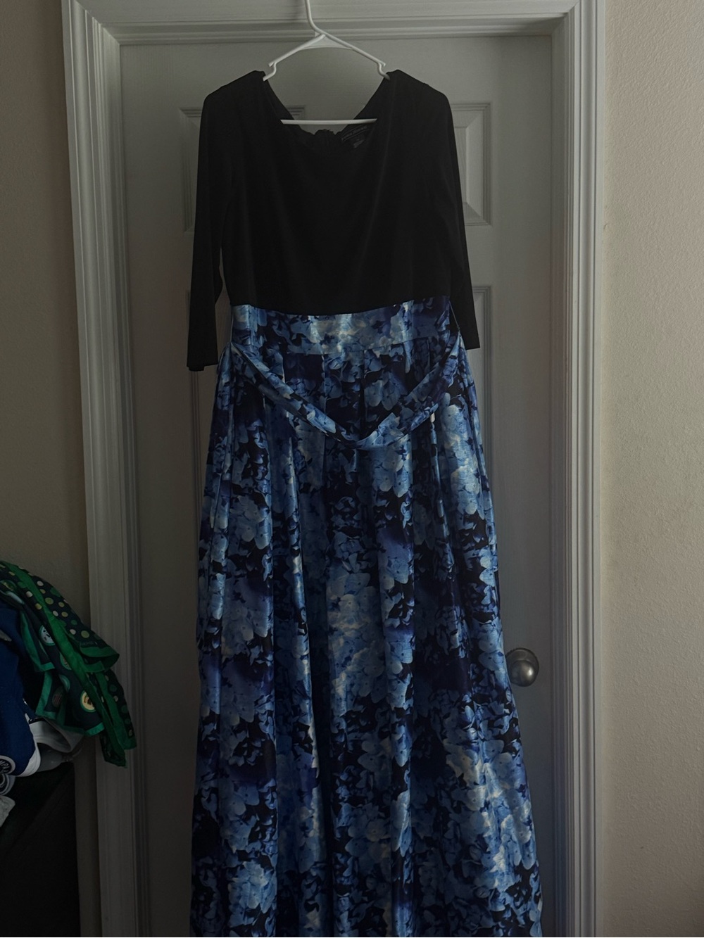 Jessica Howard Black V-Neck Evening Dress